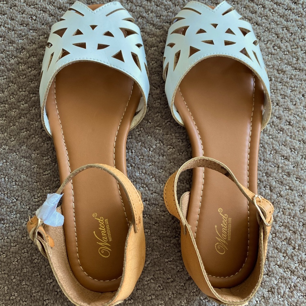 NEW!! Peep toe cut out white flat sandals. Perfect for spring and summer 🤍🌷